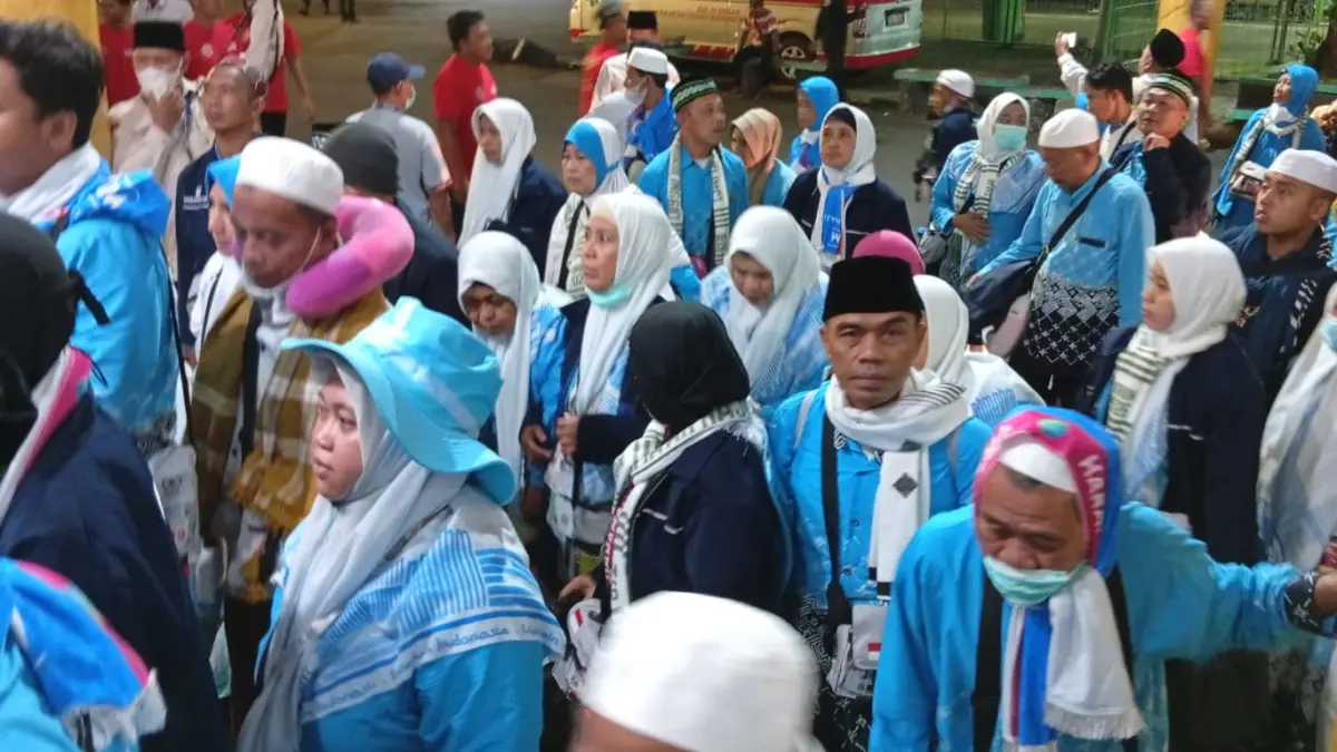 KURANG LENGKAP: Jemaah haji asal Kabupaten Probolinggo kloter 1 saat tiba di Asrama Haji Debarkasi Surabaya, Senin (1/6) malam.(RAHMAT SUDRAJAT/RADAR SURABAYA)