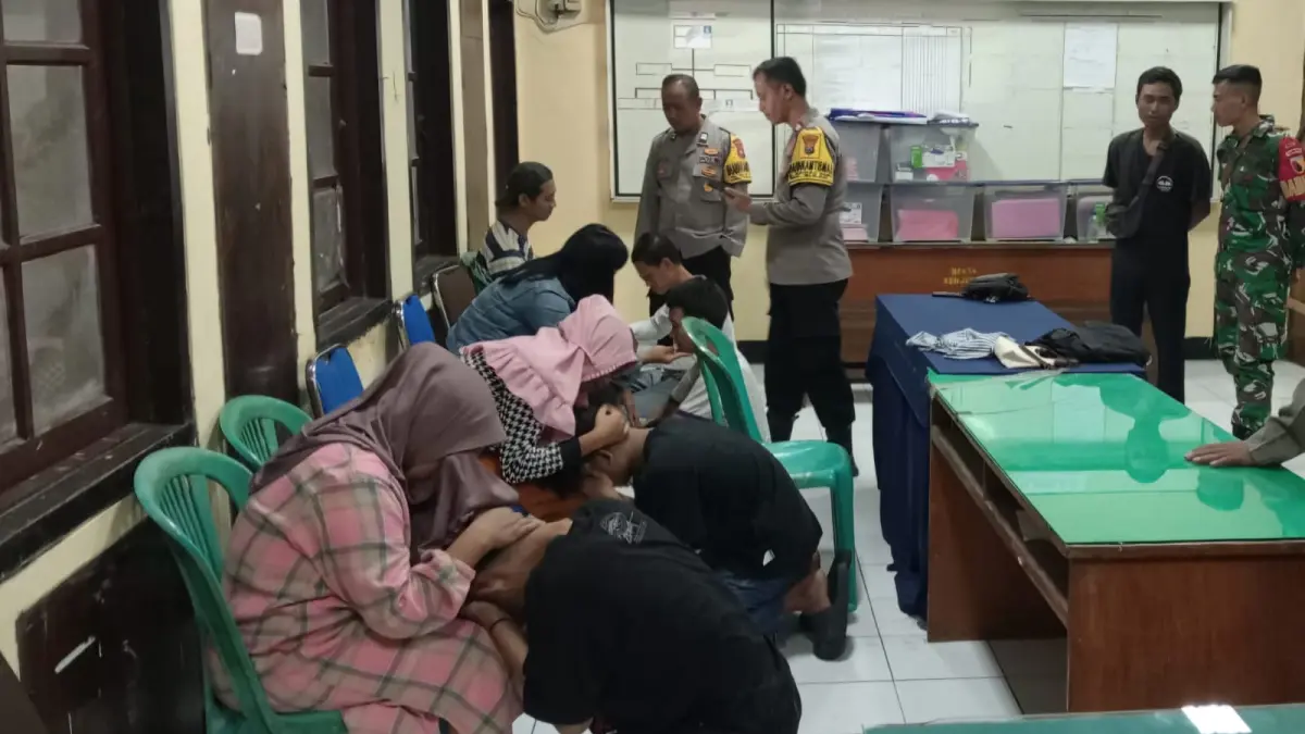 MENYESAL: Empat remaja yang diamankan hendak tawuran di Jalan Kalilom Lor, Surabaya. Mereka sungkem ke orang tua dan berjanji tidak mengulanginya lagi.(IST/RADAR SURABAYA)