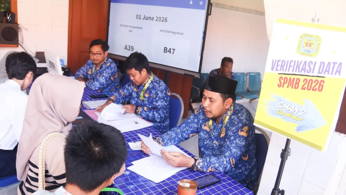MULAI: Orang tua dan siswa mulai tahapan SPMB SMA dan SMK Negeri.Dindik Jatim sebut jalur domisili dan TKA jadi penilaian awal.(ANDY SATRIA/RADAR SURABAYA)