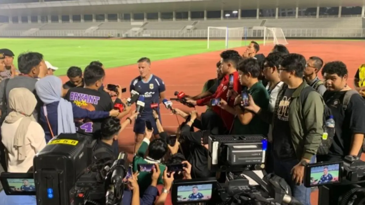 Pelatih timnas Indonesia John Herdman saat menemui awak media setelah memimpin latihan timnya di Stadion Madya Gelora Bung Karno, Jakarta, Senin (1/6/2026). (ANTARA/Zaro Ezza Syachniar) 