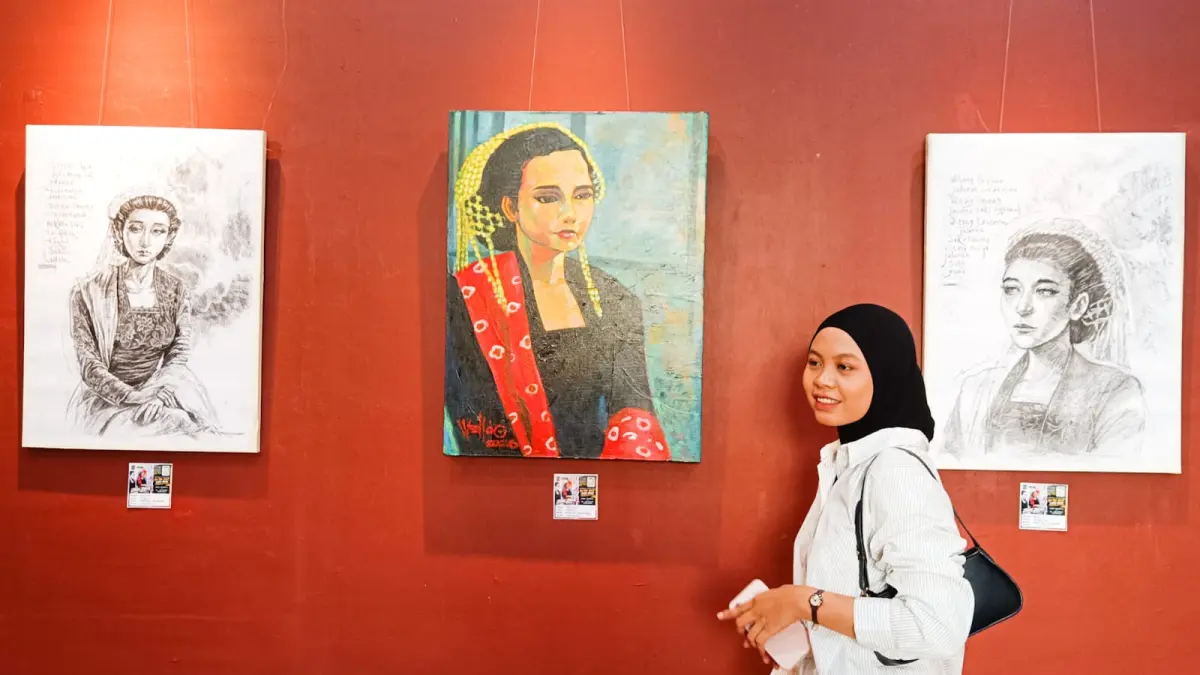 Pengunjung mengamati lukisan hasil&nbsp;on the spot yang dipamerkan di Galeri Merah Putih, Balai Pemuda Surabaya. (Andy Satria/Radar Surabaya)