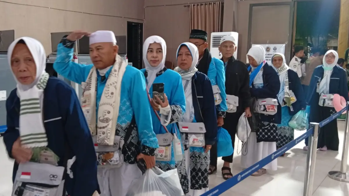 SUKA CITA: Jemaah kloter 1 Asal Probolinggo saat tiba di Asrama Haji, Surabaya. Mereka tiba Senin (1/6) malam.(IST/RADAR SURABAYA)