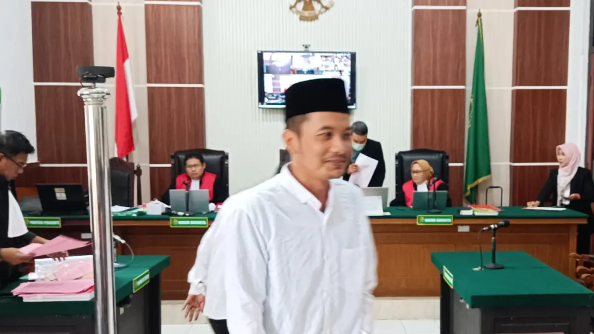 TERSENYUM: Terdakwa usai divonis enam bulan penjara oleh hakim PN Surabaya. Ia terbukti menggigit tangan mantan pacarnya.(IST/RADAR SURABAYA)