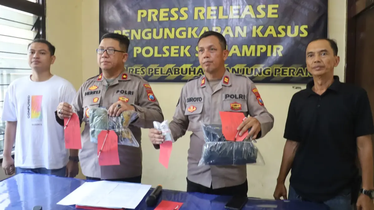 BARANG BUKTI: Polsek Semampir menunjukkan barang bukti kasus pembobolan ruko di Jalan Wonokusumo Wetan, Surabaya. (IST/RADAR SURABAYA)