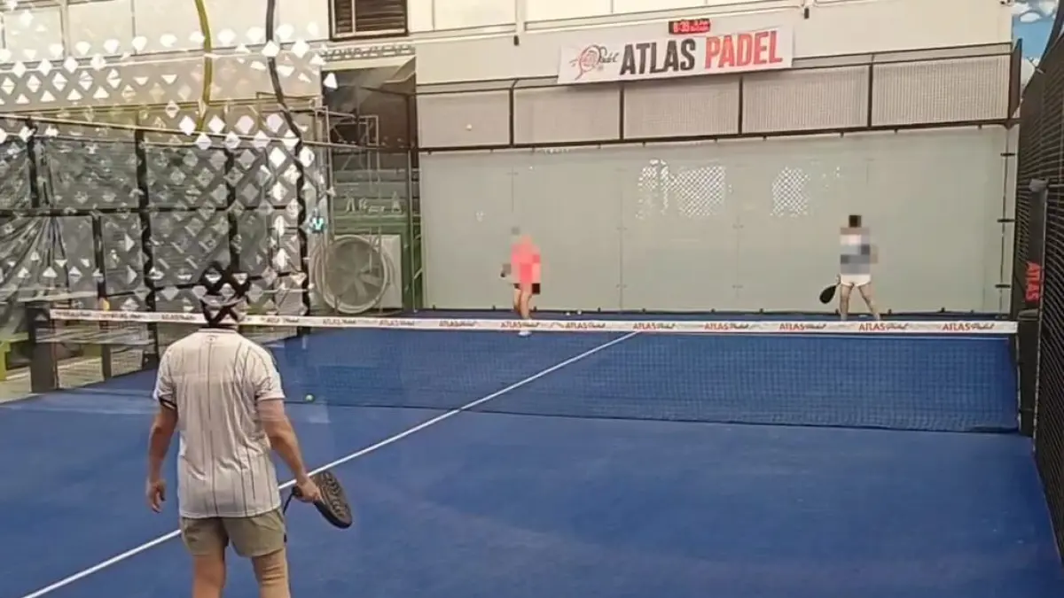 DIKELUHKAN: Aktivis permainan padel di lapangan yang berdekatan dengan samping rumah warga di Perumahan The Dharma Indah Regency, Dharmahusada Indah, Surabaya.