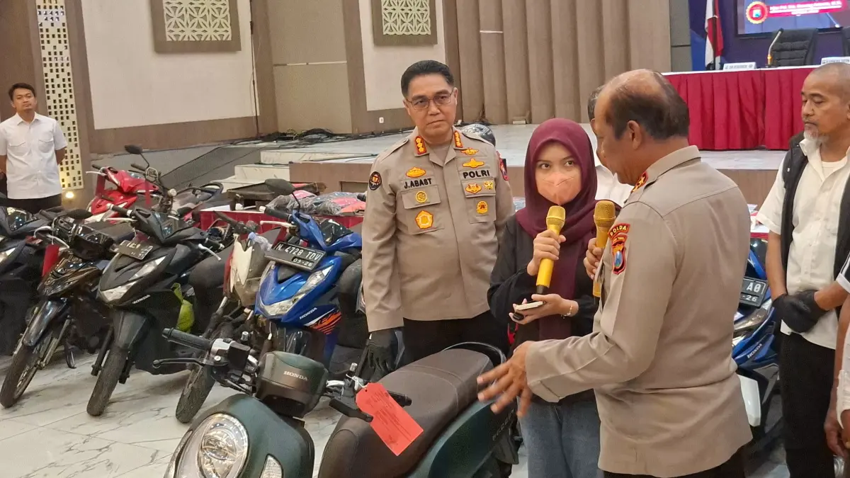 DISERAHKAN: Kepala Polda Jatim Irjen Pol Nanang Avianto menyerahkan motor ke korban. Mahasiswi ini menjadi korban begal di depan Wisata Bakti Alam, Pasuruan.(MAHRUS/RADAR SURABAYA)
