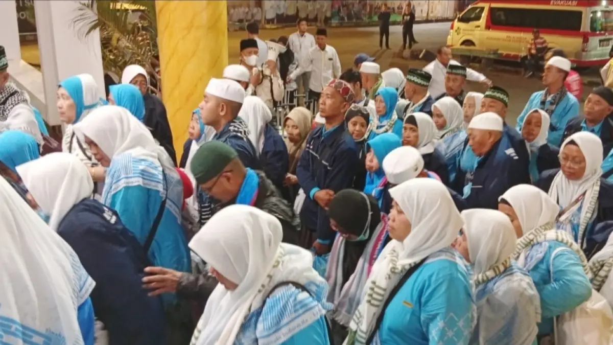 Jemaah haji yang sudah tiba di Asrama Haji Surabaya dari Tanah Suci setelah menjalani rangkaian ibadah haji. (Rahmat Sudrajat/Radar Surabaya) 