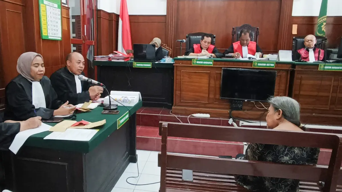 LANJUTAN: Nenek Elina saat memberi kesaksian saat sidang di PN Surabaya. Kasus ini sempat viral dan Elina mengaku kehilangan harta berharga.(ANDY SATRIA/RADAR SURABAYA)
