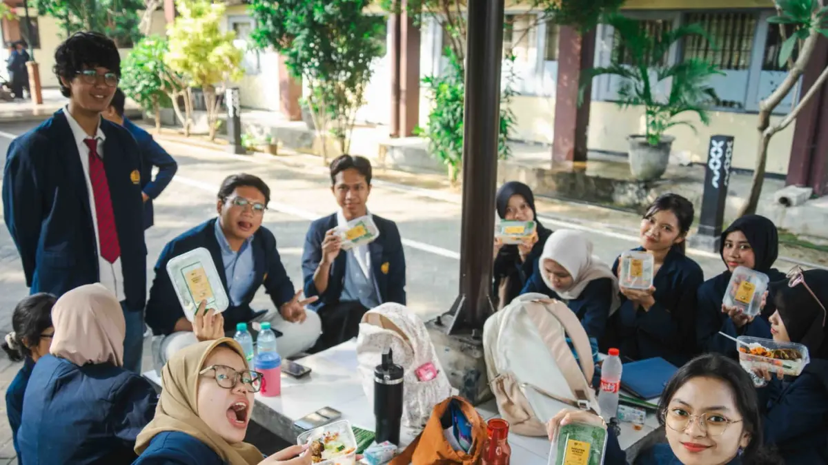 Mahasiswa Unesa menikmati sarapan bergizi gratis yang disediakan kampus sebelum mengikuti Ujian Akhir Semester (UAS).