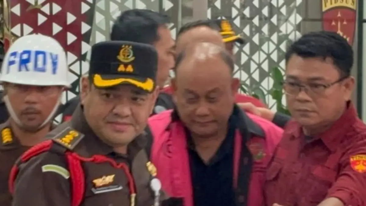 Mantan Kepala BGN, Dadan Hindayana keluar gedung Kejagung dengan mengenakan rompi tahanan.