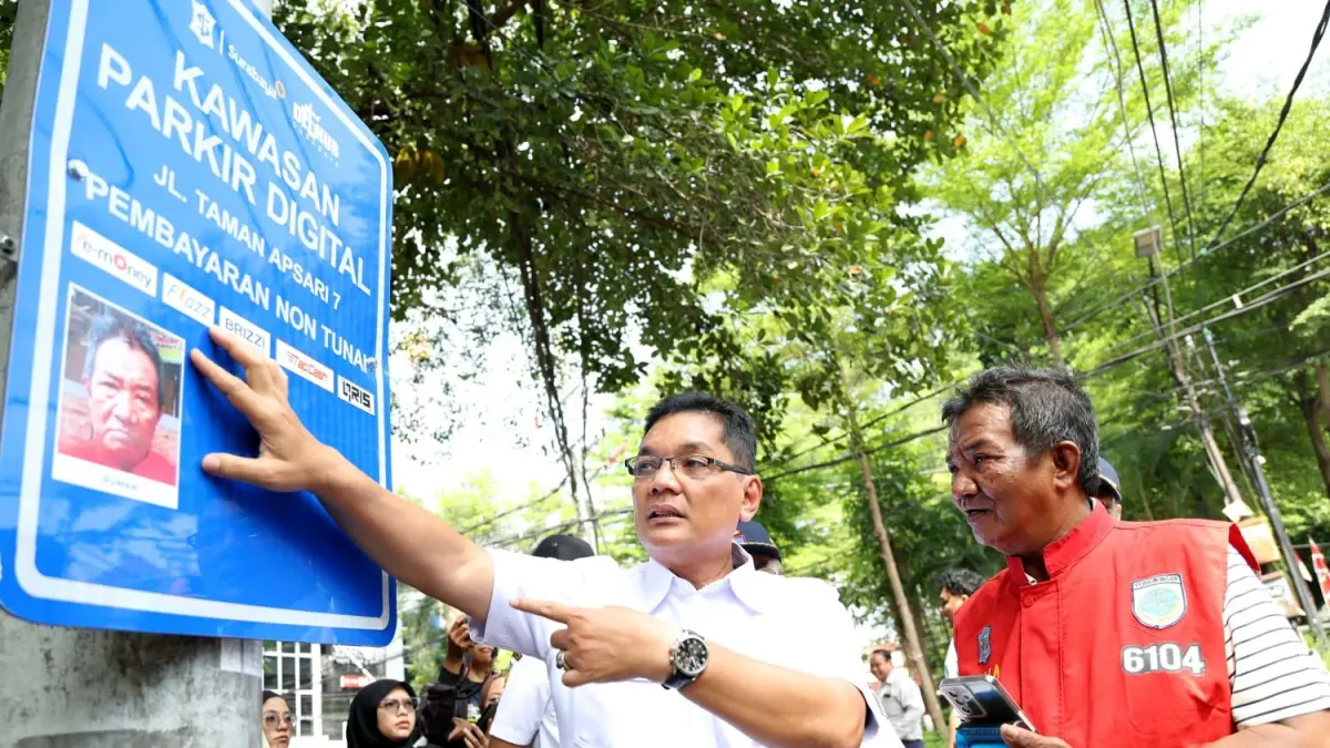 Pemasangan foto dan identitas juru parkir di salah satu ruas jalan Surabaya. (IST)
