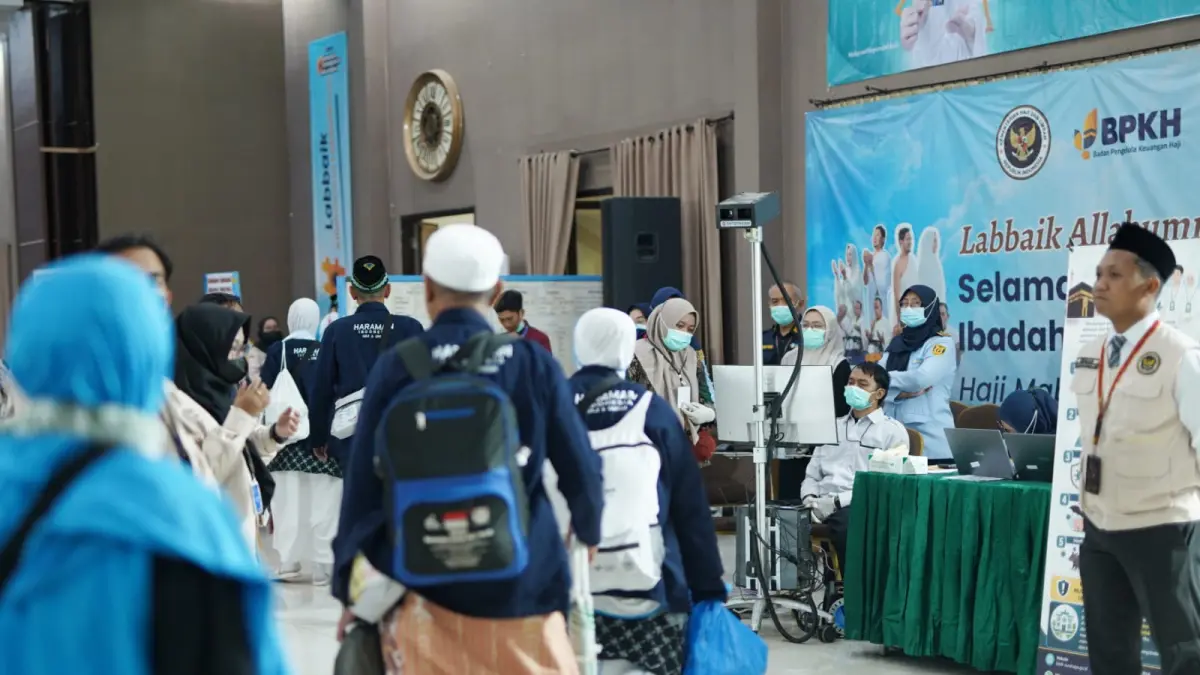 PEMERIKSAAN : Jemaah haji Debarkasi Surabaya saat tiba di tanah air usai menjalani rangkaian di tanah suci. Beberapa jemaah yang menjalani pemeriksaan kesehatan menderita penyakit ISPA hingga Paru.(RAHMAT SUDRAJAT/RADAR SURABAYA)
