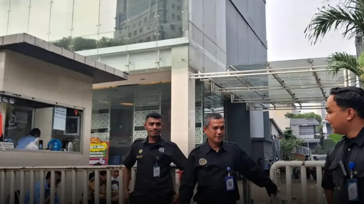 Petugas keamanan gedung BGN berjaga di depan selama proses penggeledahan berlangsung.