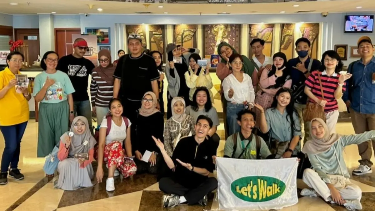 Rombongan jalan kaki “Aku & Dia di Arcadia” berfoto bersama sebelum menyusuru rute perjalanan yang telah disiapkan Letswalk.idn, Senin (1/6). (Istimewa) 
