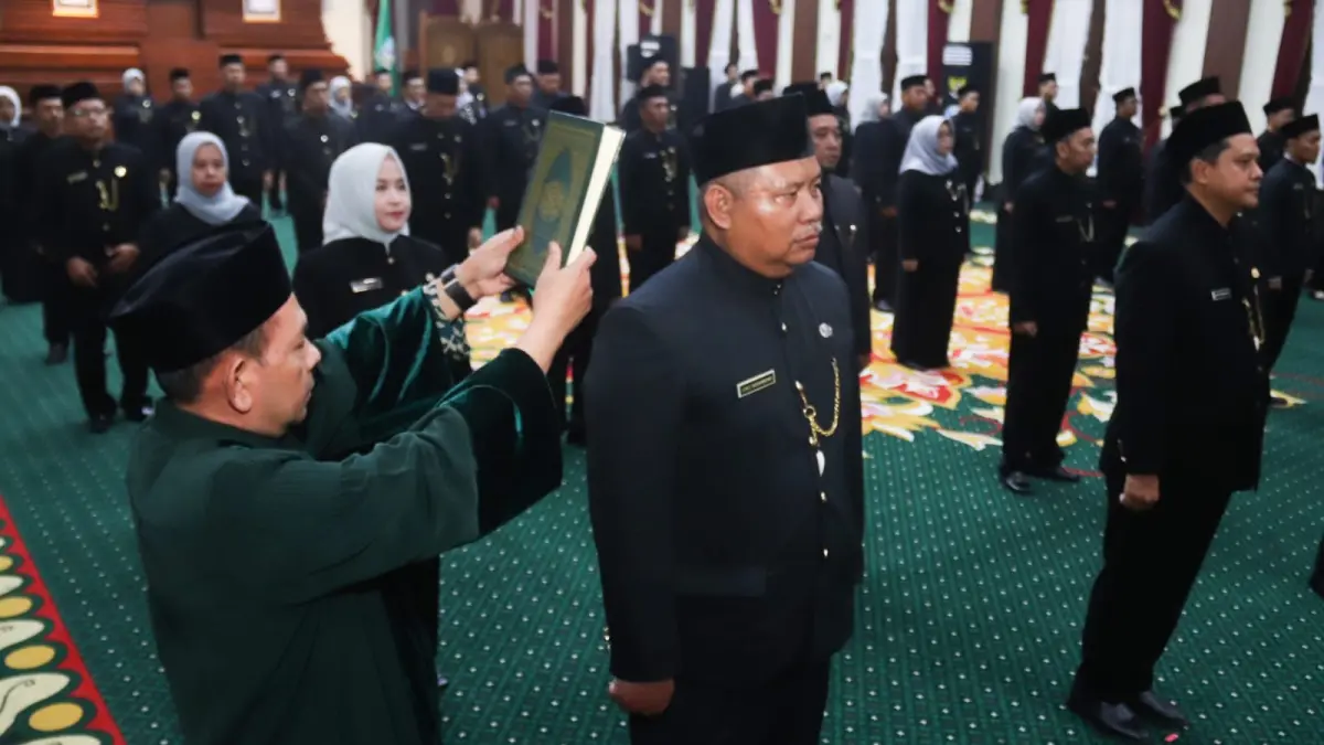 SAH: Gubernur Jatim Khofifah melantik 65 Kepala Sekolah SMA, SMK, SKB, Negeri se-Jatim di Gedung Negara Grahadi.(ANDY SATRIA/RADAR SURABAYA)