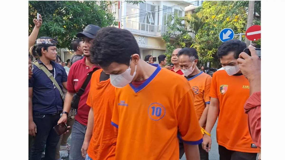 TERTUNDUK: Pelaku kejahatan jalanan diamankan Polrestabes Surabaya. Sebanyak 97 kasus curanmor diungkap.(MAHRUS/RADAR SURABAYA)