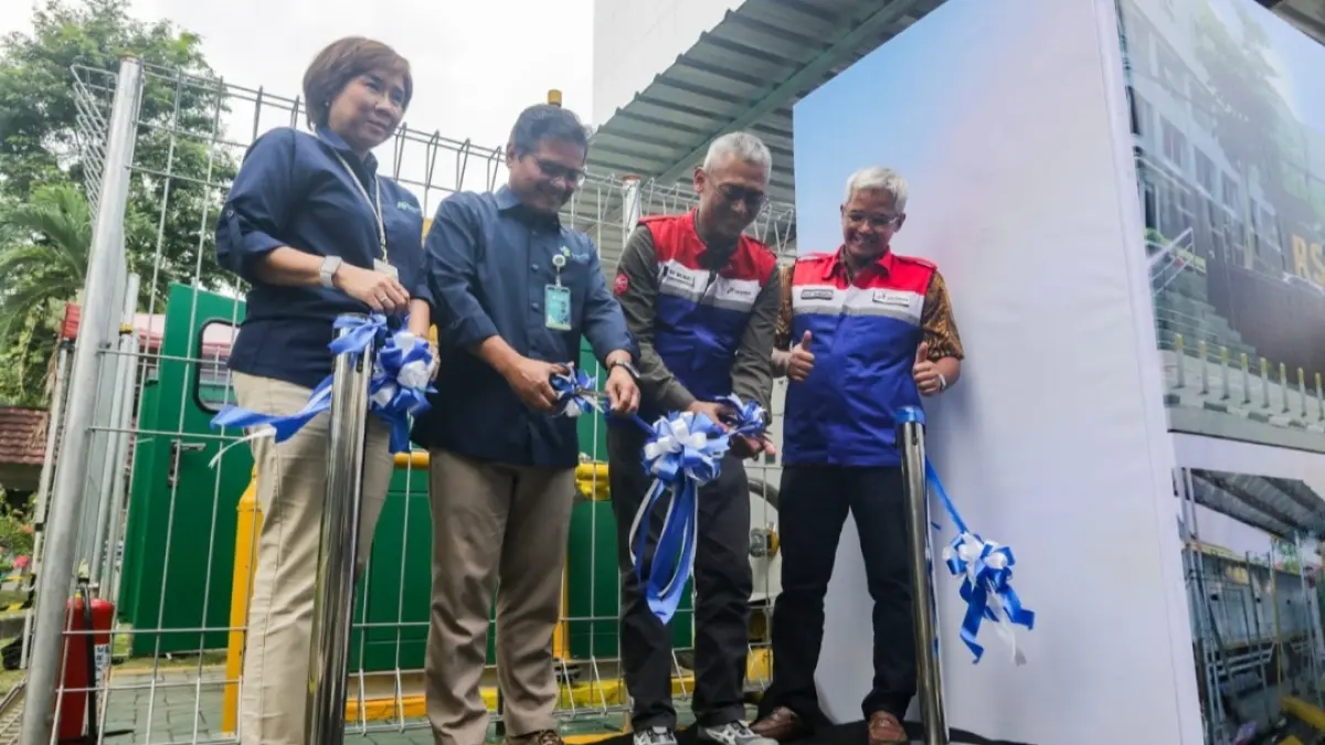 Direktur Infrastruktur dan Teknologi Perusahaan Gas Negara TBk. Hery Murahmanta (kedua kanan) bersama DIrektur Layanan Operasional RSUP Dr. Sardjito Yogyakarta Riat El Khair (kedua kiri) melakukan prosesi pemotongan pita saat Ceremony Gas In di RSUP Dr. Sardjito Yogyakarta, Rabu (3/6). (ANTARA/ Rahid Putra Laksana) 