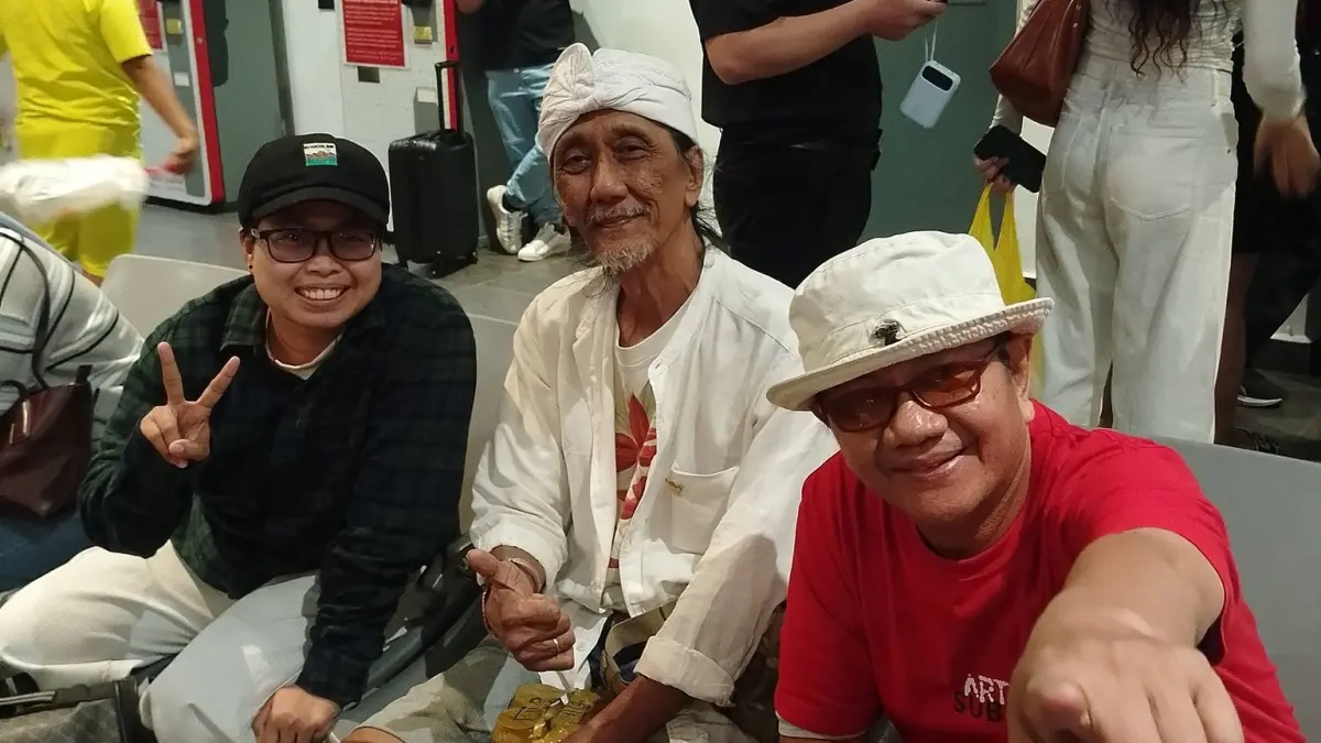 Aren (kiri) bekerja di Malaysia sambil kuliah S-2. (IST)