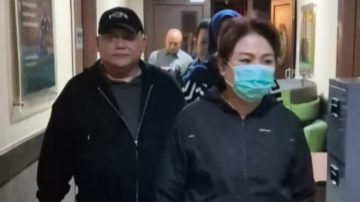 BERAKHIR: Terpidana kasus penggelapan Henny Melany alias Bo Feng Mei saat diamankan tim gabungan di Surabaya usai buron selama 14 tahun. (IST/RADAR SURABAYA)
