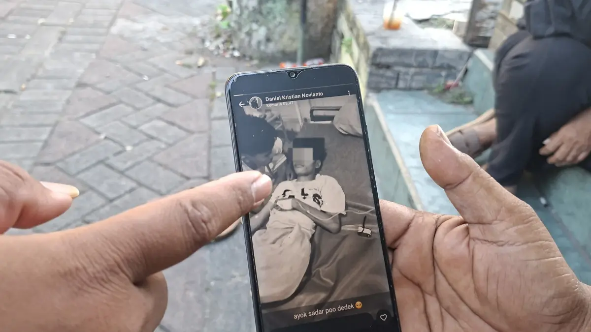 BERPULANG : Kondisi korban Thomas saat masih dirawat di rumah sakit. Pelajar asal Manukan Kulon, Surabaya, diduga korban pengeroyokan. (MAHRUS/RADAR SURABAYA)