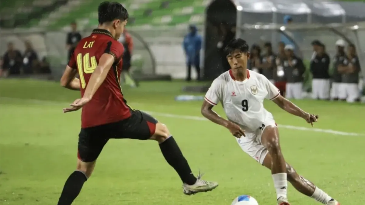 Dimas Adi Prasetyo (kanan) coba lewati pemain Timor Leste, William Torres Lay. (Antara) 