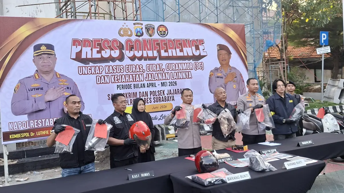 DISITA: Polrestabes Surabaya mengamankan lima tersangka asal NTT terkait kasus pengeroyokan di Jalan Mulyosari, Surabaya. Ini dilakukan usai pesta miras. (MAHRUS/RADAR SURABAYA)