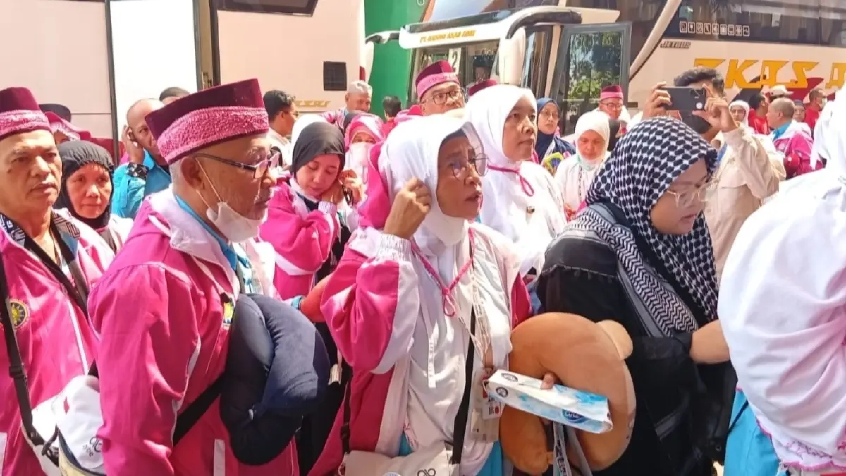 Jemaah haji Debarkasi Surabaya saat tiba di Tanah Air setelah menunaikan ibadah haji di Tanah Suci. Setibanya di Asrama Haji Surabaya, para jemaah menjalani pemeriksaan kesehatan secara ketat untuk memastikan kondisi kesehatan mereka tetap terpantau. (Rahmat Sudrajat) 