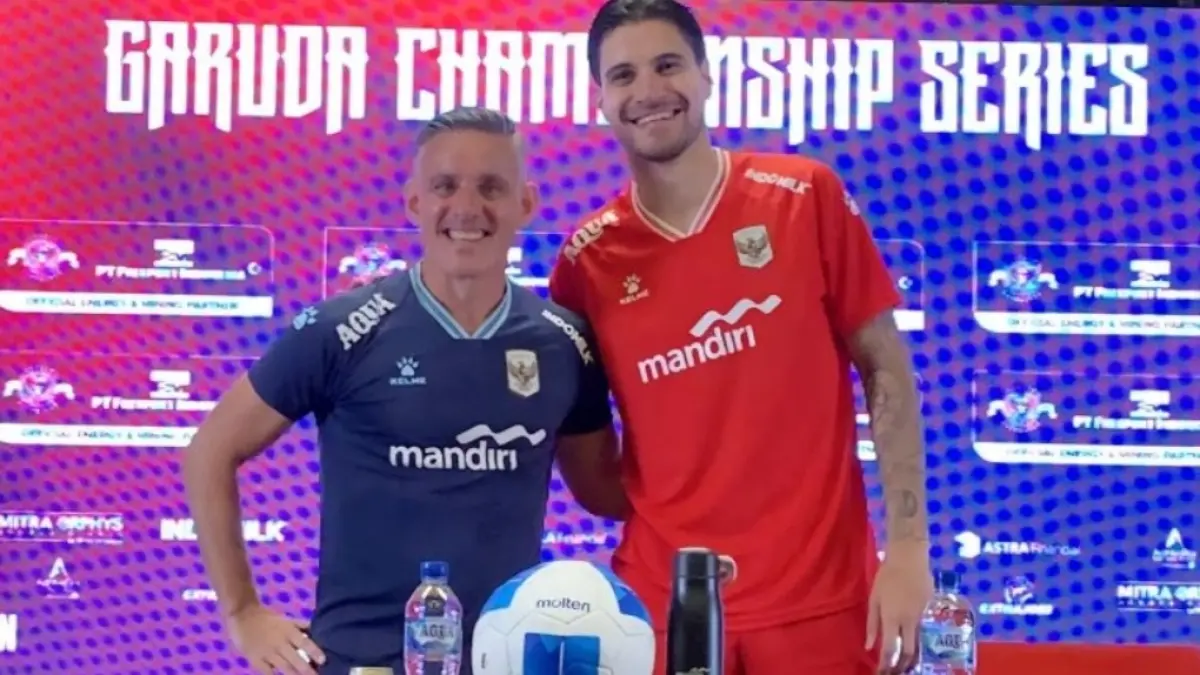 John Herdman dan Kevin Diks usai press conference 6