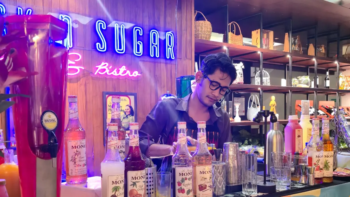 KREASI: Brand Ambassador Monin, M. Hazazi Ajik saat sesi bar take over di Mangan, Rek! Feast of Surabaya.