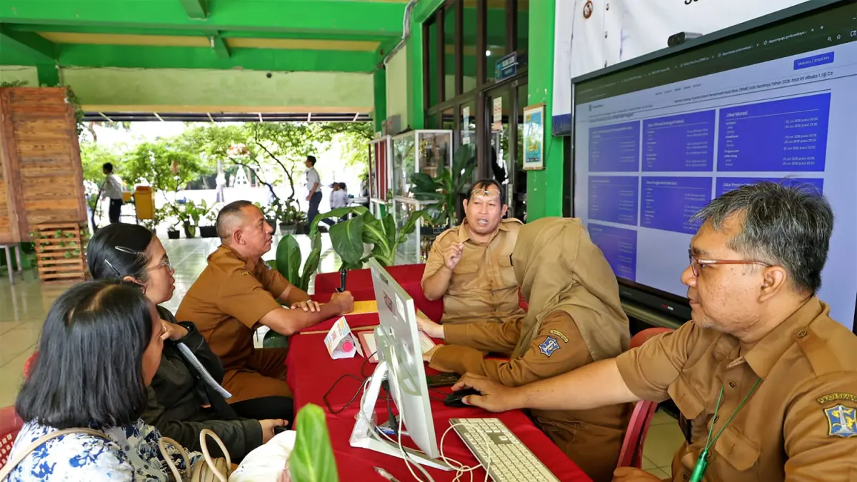 PELAYANAN: Domisili menjadi salah satu yang banyak ditanyakan orang tua siswa. Pemkot Surabaya menggunkan aplikasi Cek In Warga untuk veriifikasi domisili.(IST/RADAR SURABAYA)