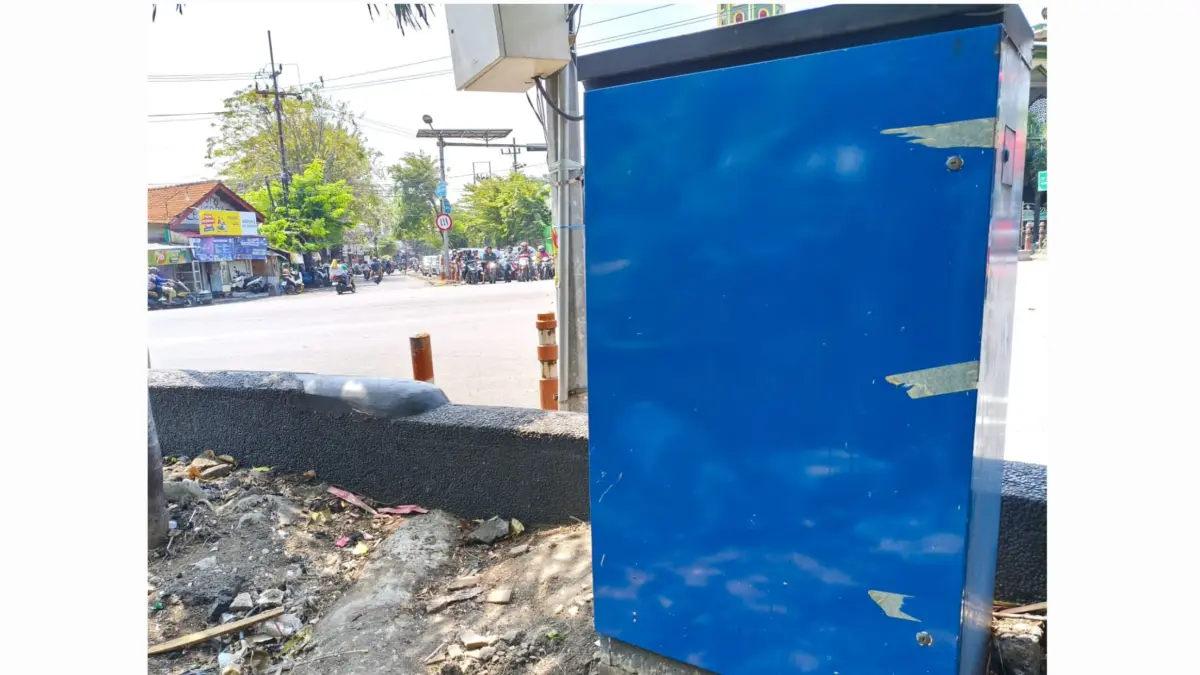 SEMPAT VIRAL: Panel boks TL di Jalan Karang Tembok, Surabaya, yang komponennya sempat dicuri oleh tersangka DAF. (IST/RADAR SURABAYA)