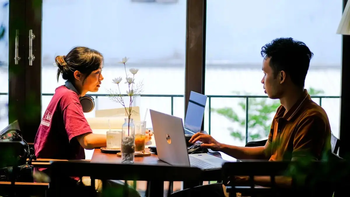 Aktivitas anak muda yang bekerja dari kafe dengan perangkat laptop di tengah suasana santai. Foto: Ist.