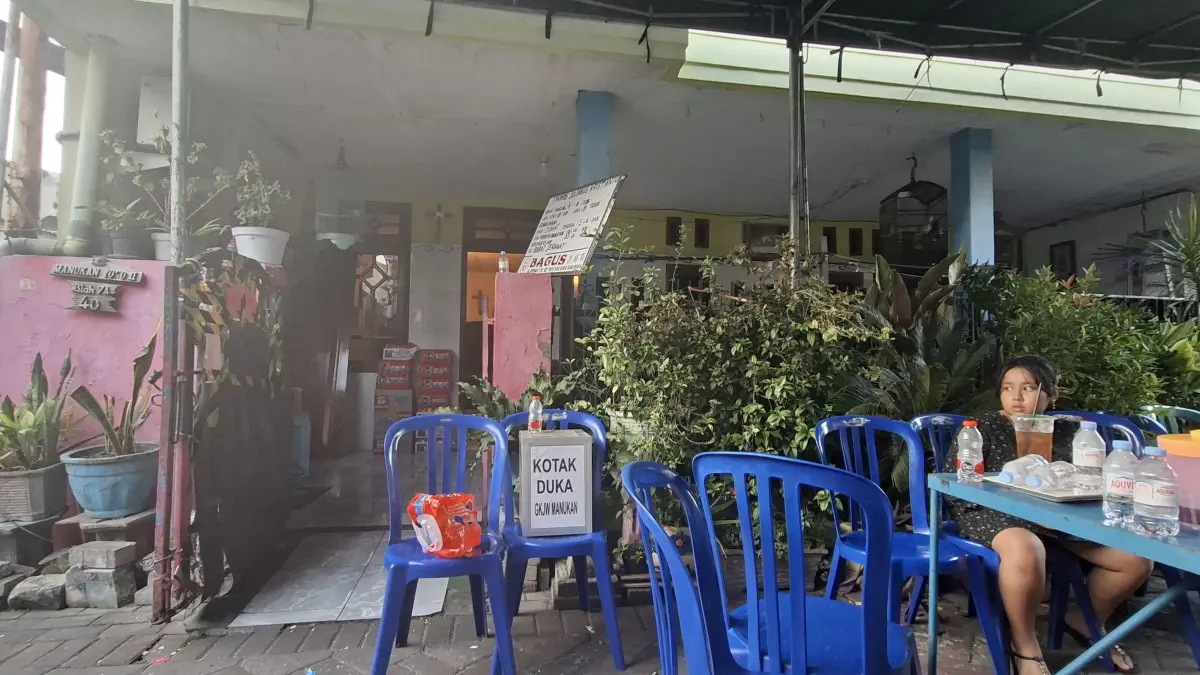 BERDUKA: Suasana rumah korban pengeroyokan di Jalan Manukan Kulon, Surabaya. D8duga dipicu masalah ganti rugi sandal.(MAHRUS/RADAR SURABAYA)