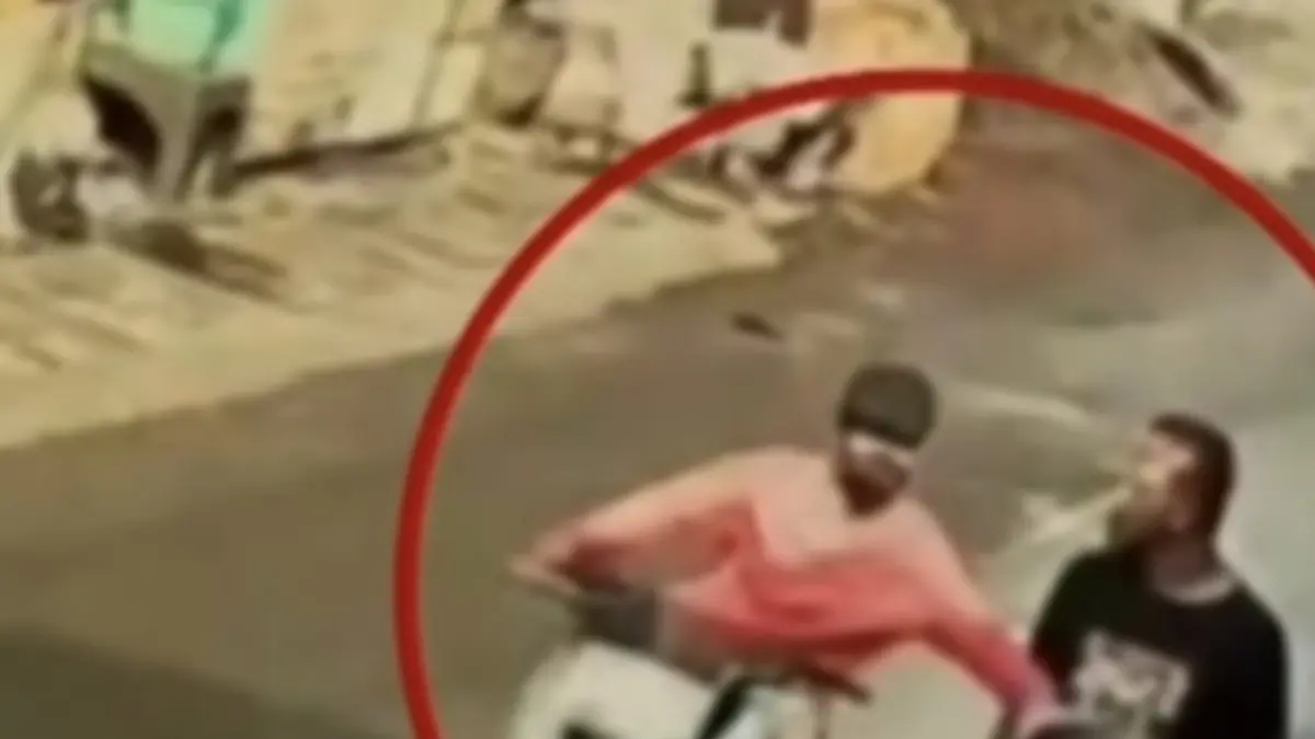 DIAMANKAN: Jambret HP terekam CCTV saat beraksi di Jalan Makam Peneleh, Surabaya, akhirnya ditangkap Polrestabes Surabaya. (IST/RADAR SURABAYA)