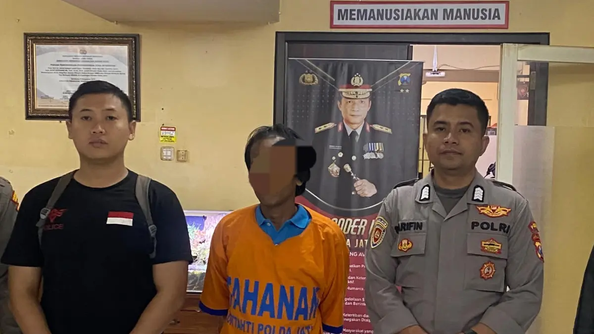 DIAMANKAN: Satreskrim Polres Pelabuhan Tanjung Perak resmi menetapkan S (baju tahanan) sebagai tersangka kasus pemerasan dan pengancaman sopir truk di Jalan Perak Barat, Surabaya. (IST/RADAR SURABAYA)