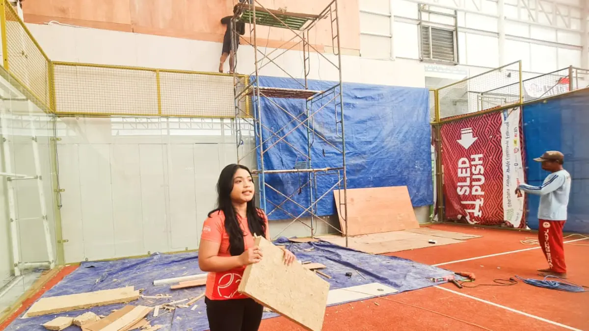DIRESPON: Pemasangan peredam suara secara bertahap di seluruh area lapangan padel. (ANDY SATRIA/RADAR SURABAYA)