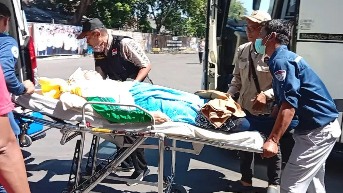 DITANGANI: Jemaah haji kloter 12 asal Kota Malang yang diduga wafat di atas bus saat tiba di Asrama Haji Debarkasi Surabaya. (Rahmat Sudrajat/Radar Surabaya)