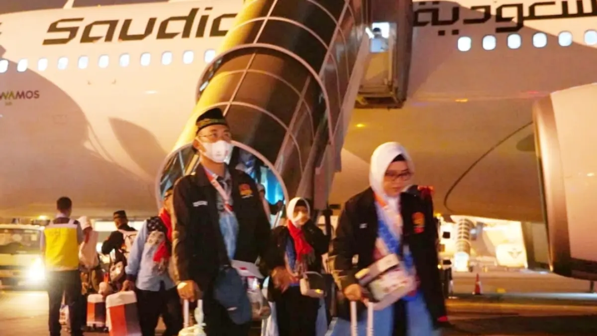 Hingga Jumat, sebanyak 5.579 jemaah asal wilayah kerja Debarkasi Surabaya telah tiba dengan selamat di Tanah Air. Mereka terbagi dalam 15 kelompok terbang. (Rahmat Sudrajat/Radar Surabaya) 