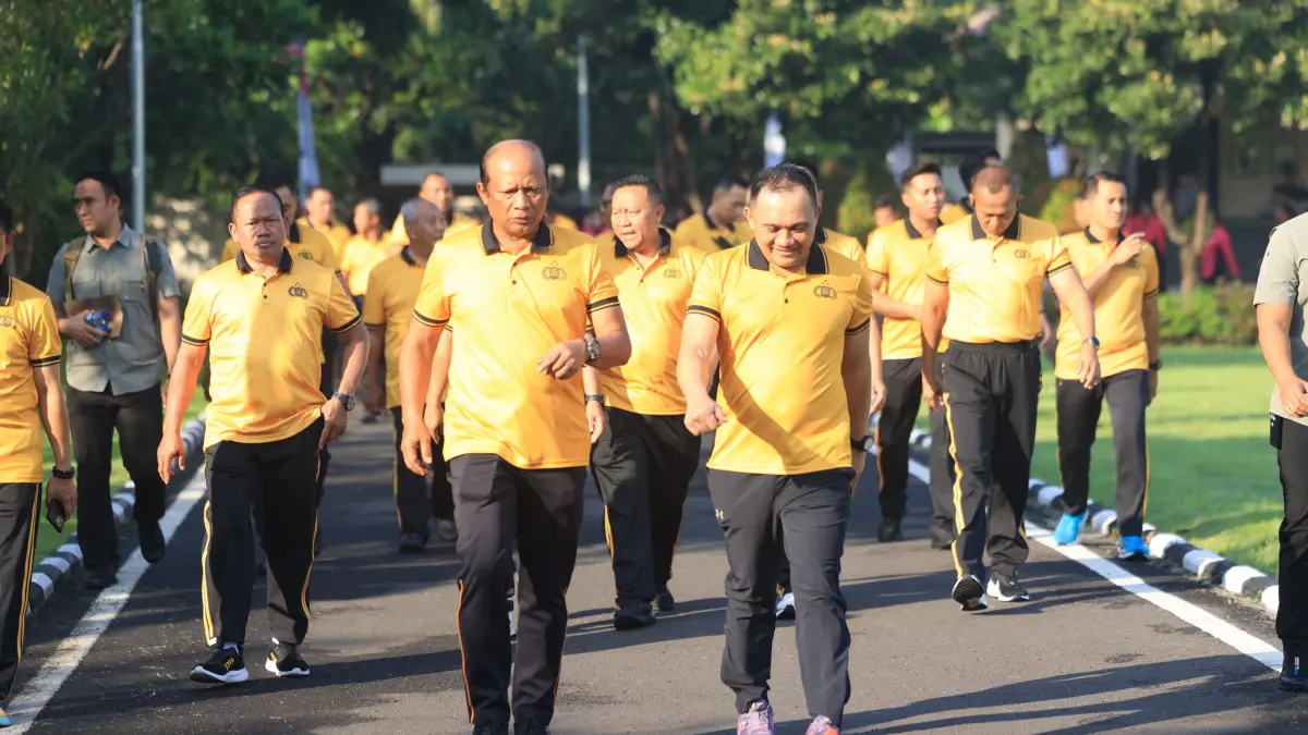JAGA KEBUGARAN: Kapolda Jatim Irjen Pol Nanang Avianto (depan kiri) bersama Wakapolda Jatim Brigjen Pol Pasma Royce (depan kanan) saat membuka Pekan Olahraga Polda Jatim.(IST/RADAR SURABAYA)