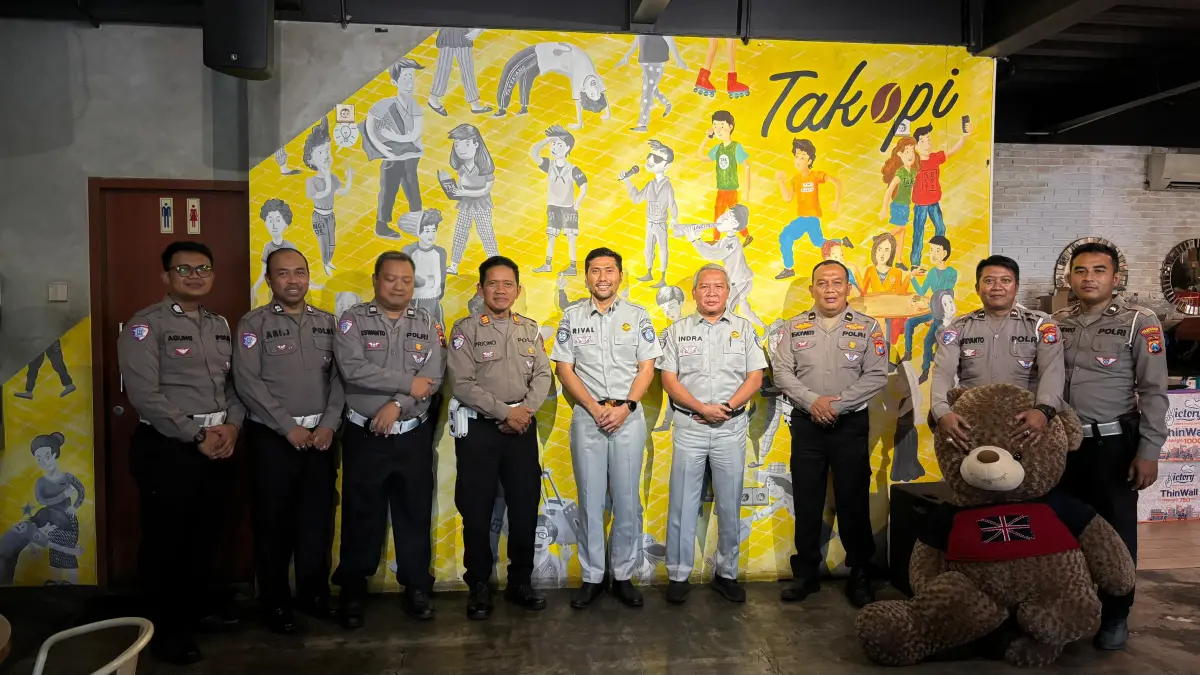 JAGA KESELAMATAN: Unit Gakkum Satlantas Polrestabes Surabaya bersama Jasa Raharja saat FKLL terus mematangkan persiapan Operasi Patuh Semeru 2026.(IST/RADAR SURABAYA)
