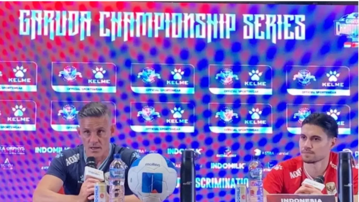 John Herdman (kiri) dalam sesi jumpa pers prapertandingan persahabatan FIFA melawan Oman di Stadion Utama Gelora Bung Karno, Jakarta, Kamis (4/6/).(ANTARA/Zaro Ezza Syachniar)