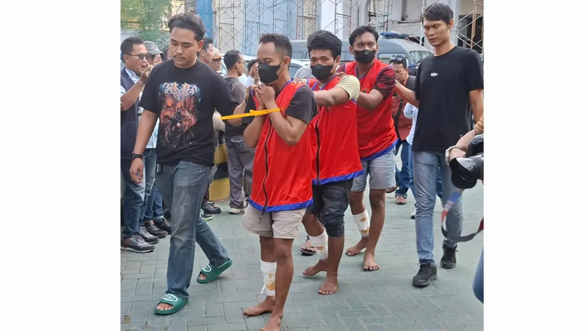 KESAKITAN: Tiga pelaku curanmor ditembak kaki oleh Unit Resmob Satreskrim Polrestabes Surabaya. (MAHRUS/RADAR SURABAYA)