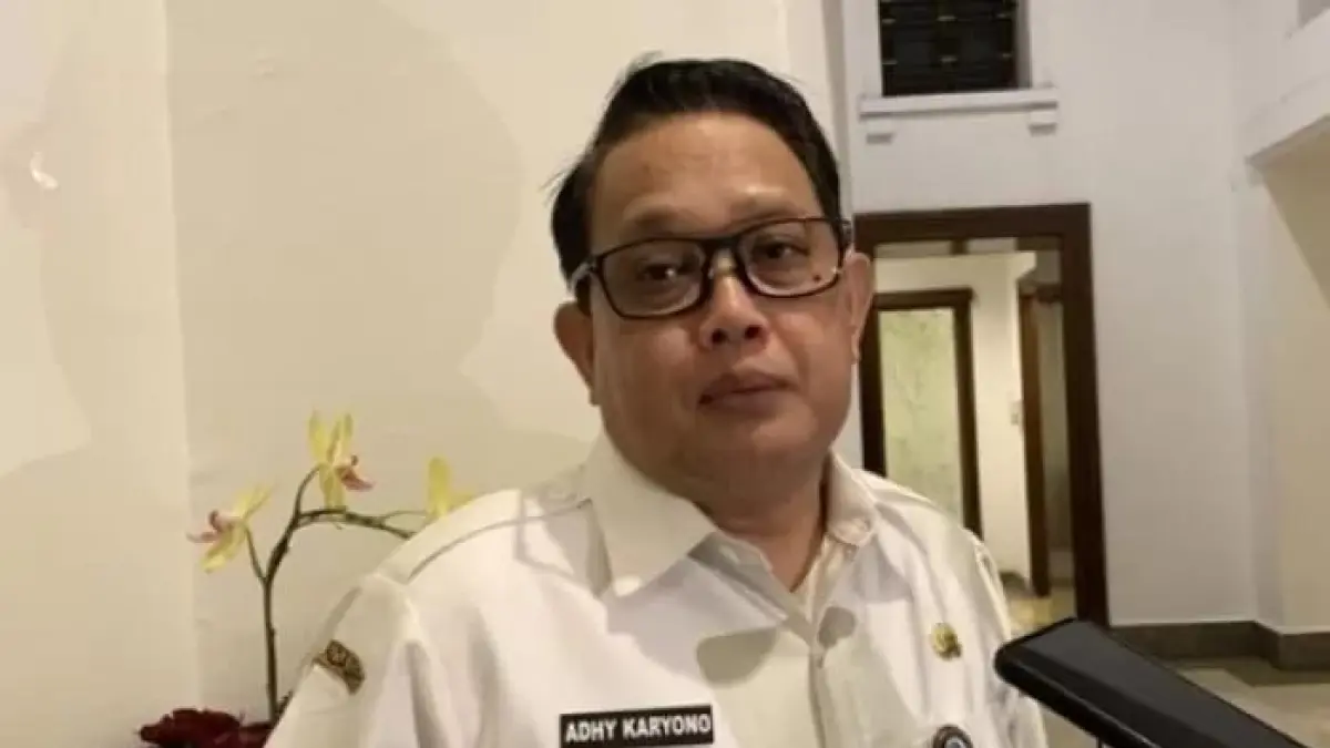 MENUNGGU: Sekdaprov Jatim, Adhy Karyono, memastikan Pemprov Jatim akan segera mencairkan gaji ke-13 dan ke-14 ASN. (IST/RADAR SURABAYA)