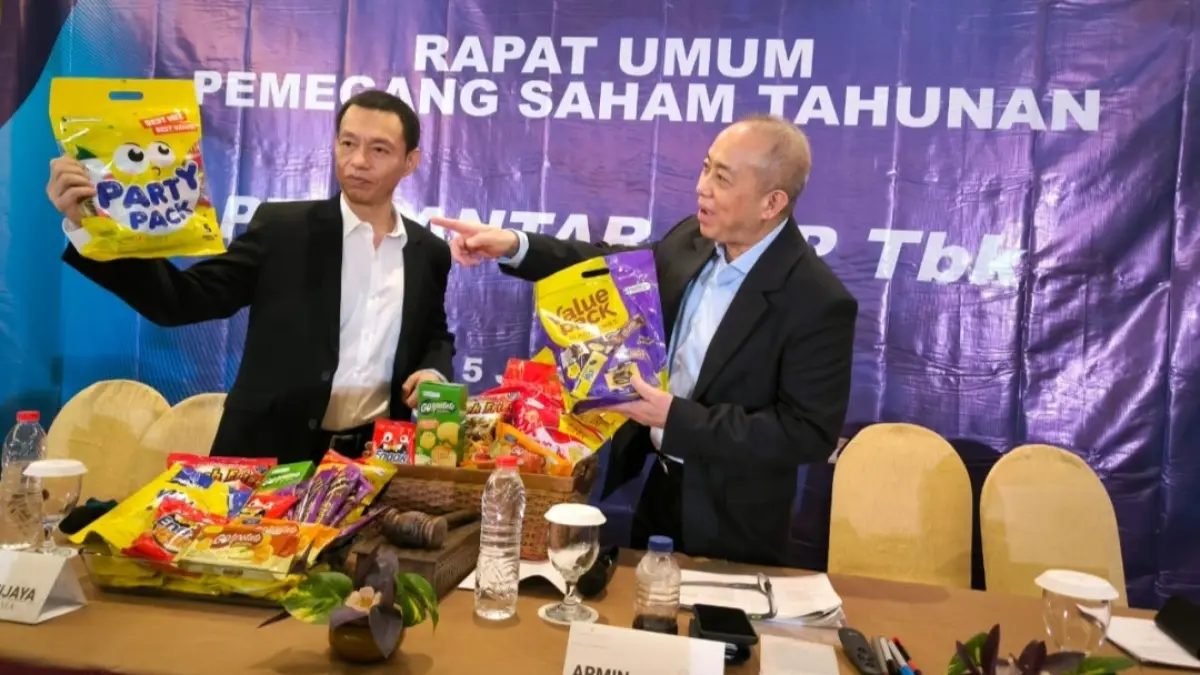 PERLUAS EKSPOR: Armin (kiri) bersama Suwanto menunjukan beberap produk unggulan Siantar Top Tbk untuk memperkuat pasar domestik dan ekspor yang ditargetkan tumbuh double digit tahun 2026. (M. Afiq Firdaus/Radar Surabaya) 