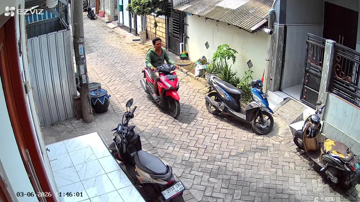 TEREKAM CCTV: Pelaku curanmor saat beraksi mencuri motor di Jalan Tambak Wedi Lama, Surabaya.(IST/RADAR SURABAYA)