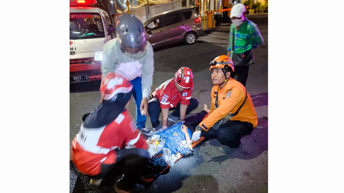 BERDUKA: Petugas saat menolong korban Widya yang menjadi korban jambret di belakang mal Jalan Kusuma Bangsa, Surabaya. (IST/RADAR SURABAYA)