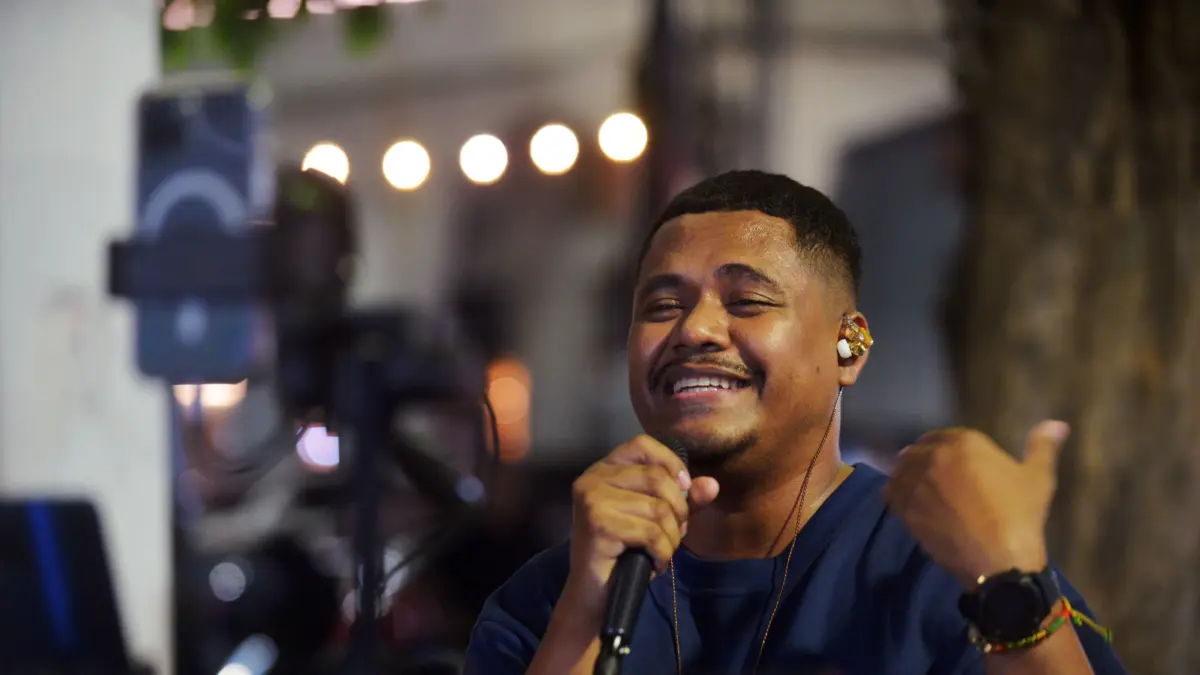 Brian Stefanus setiap malam menghibur penonton lewat live streaming TikTok di Jalan Tunjungan Surabaya. (ANDY SATRIA/RADAR SURABAYA) 