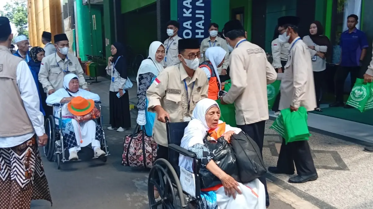 MABRUR: Jemaah haji tiba di Asrama Haji Surabaya. Pemeriksaan dan penanganan kesehatan terus diperketat untuk memastikan kondisi jemaah yang baru kembali dari Tanah Suci. (RAHMAT SUDRAJAT/RADAR SURABAYA)
