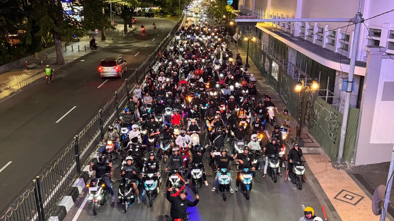 Ratusan penggemar sepeda motor Honda memadati gelaran Vario Street Nation yang diselenggarakan PT Mitra Pinasthika Mulia (MPM Honda Jatim) di Surabaya. 