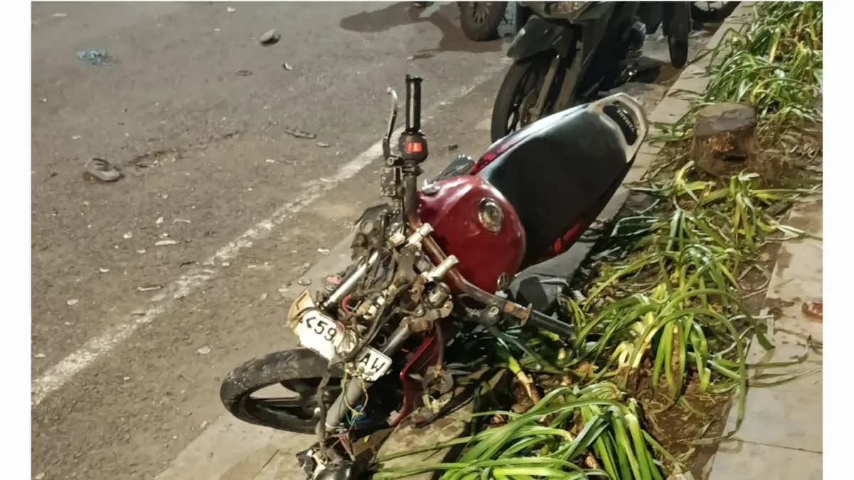 RINGSEK: Kondisi sepeda motor usai terlibat kecelakaan di Jalan Kusuma Bangsa, Surabaya, Jumat (5/6) malam.(IST/RADAR SURABAYA)